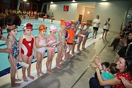 Tradiční předvánoční plavecké závody o Vánočního kapra v prachatickém plaveckém bazénu.