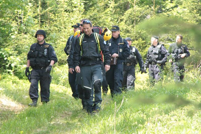 Oblast Národního parku Šumava od Nového Údolí přes Vltavskou cestu k Nové Peci až po Plešné jezero se ve čtbrtek stala místem pátrání po dvanácti ztracených účastnících nelegálního závodu. Naštěstí se jednalo o součinnostní cvičení záchranných složek.