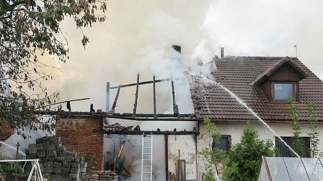 Požár domu ve Dvorech způsobil škodu za nejméně tři milióny korun -  Prachatický deník