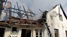 Požár stavení v obci Zálezly způsobil škodu za dva milióny.