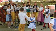 Prachatický folklórní soubor LIbín vychovává své nástupce. Premiérově se tak představil LIbíňáček ve Štěpánčině parku při Slavnostech Zlaté stezky.