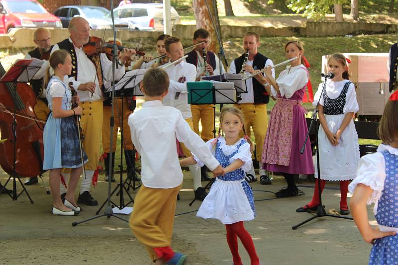 Prachatický folklórní soubor LIbín vychovává své nástupce. Premiérově se tak představil LIbíňáček ve Štěpánčině parku při Slavnostech Zlaté stezky.