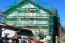 Nádražní budova ve Vimperku je zahalená do lešení. Opravená bude už v červnu.