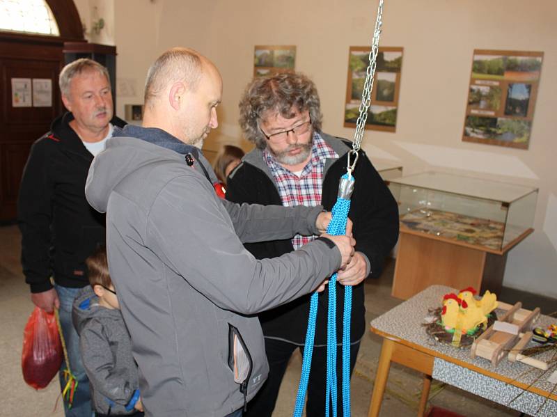 Prachatické muzeum připravilo ukázky velikonočních tradic. Malování kraslic ukázala Lenka Volková, pletení pomlázky Miroslav Ševčík.