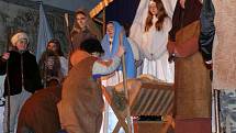 Štědrovečerní podvečer patřil v prachatickém kostele sv. Jakuba živému betlému s hranou pověstí o narození Ježíška.