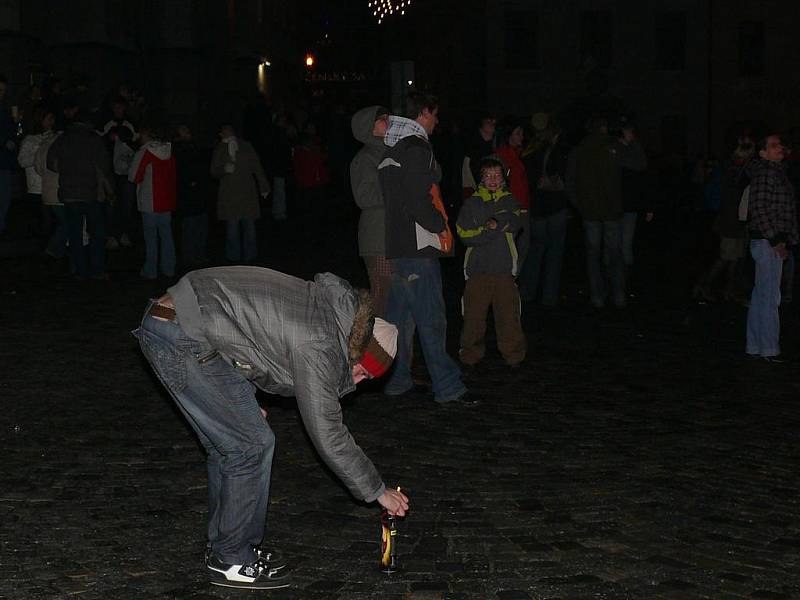 Komu nestačil oficiální ohňostroj, byl připraven si oslavy zpestřit vlastní municí.