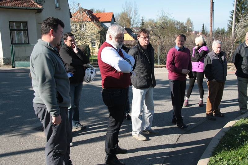 Lidé z lokality Pod Lázněmi diskutovali s vedením radnice o rekonstrukci ulic, které začnou v pondělí 25. dubna.