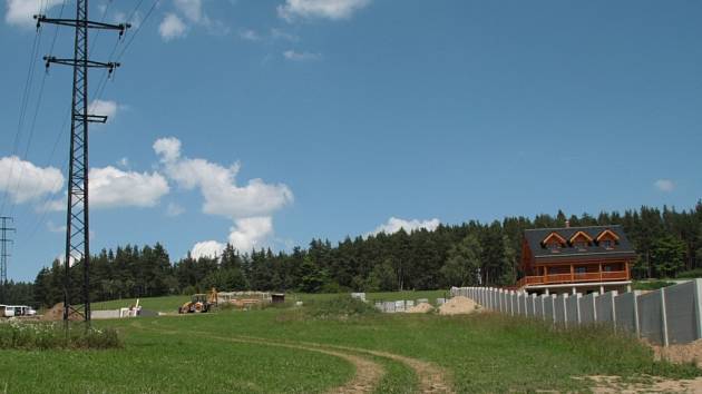 Napojení na veřejnou kanalizaci bude pro některé stavebníky na Malé Homolce asi problematické.