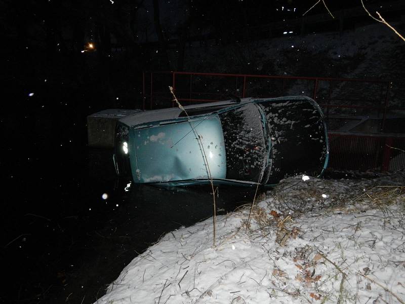 Zásahy hasičů v úterý 16. ledna. Nehoda osobního auta u Sudoměřic u Bechyně.