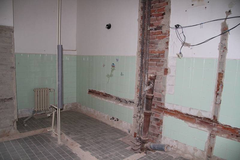 Do rekonstrukce rozvodů vody se pustila Základní škola v Národní ulici v Prachaticích.
