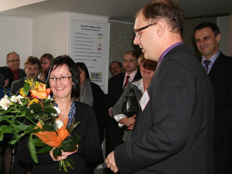 Květinu od ředitele Michala Čarvaše dostala primářka LDN Lenka Viličková.