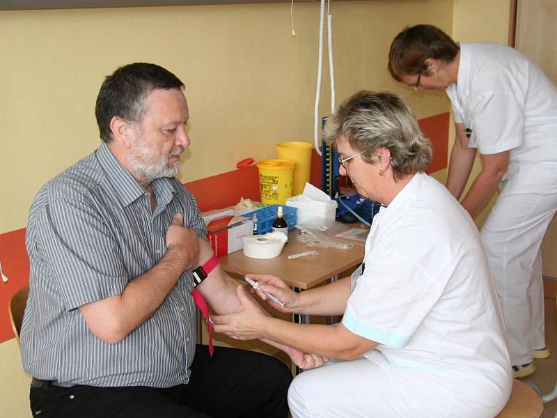 Zastupitel Alexandr Zikmund si nechal odebrat krev, aby zjistil hodnoty cholesterolu, cukru a tuku.