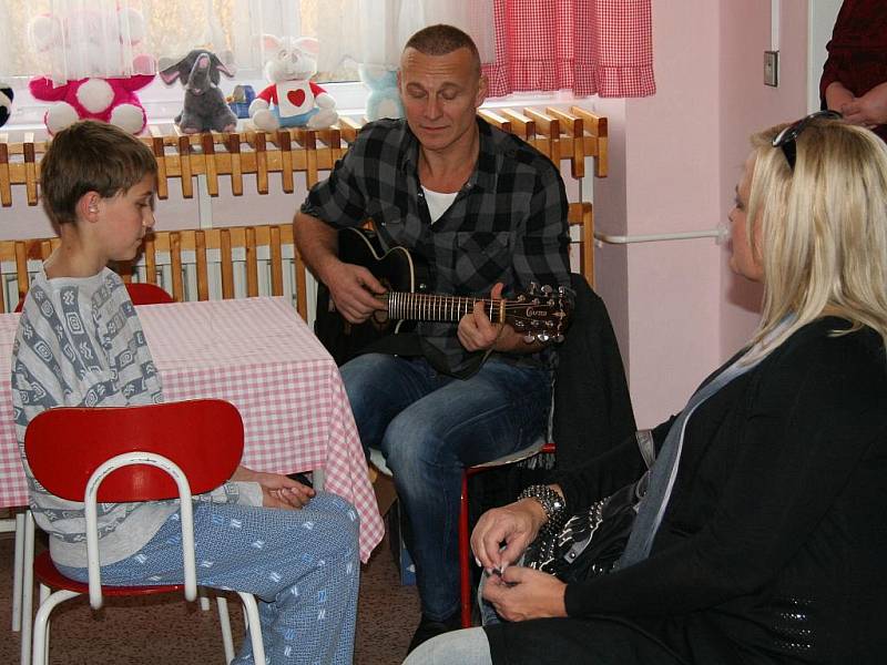 Martin Maxa hospitalizovaným dětem zahrál a zazpíval-