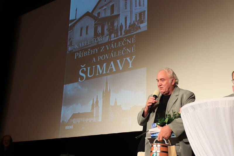 Slavnostní galavečer a vyhlášení cen Festivalu Šumava Litera ve Vimperku. Foto: Leoš Russ