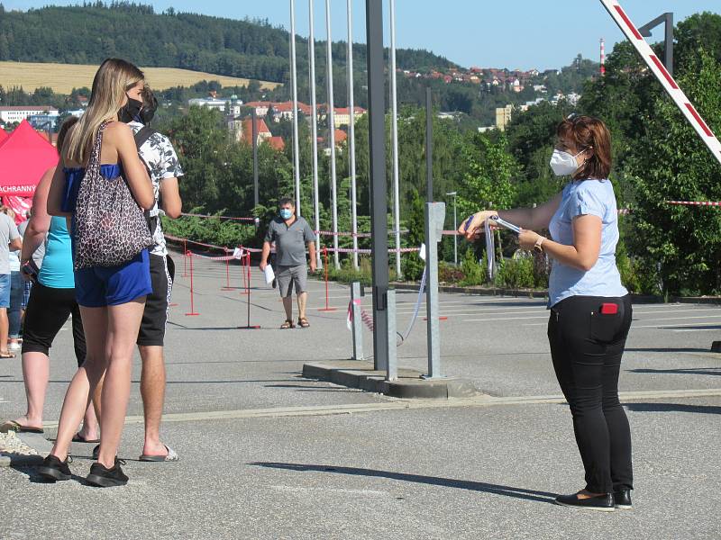 Každou hodinu během středečního dopoledne postoupilo odebrání vzorků z nosohltanu asi 25 zaměstnanců firmy InTiCa Systems Prachatice, vše se uskutečnilo v klidu, odpoledne přijdou na řadu jednotlivci.