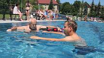 Nově otevřené bazény ve Vimperku potřebují i proškolené plavčíky. Školení těch nových se uskutečnilo přímo v bazénech v pátek, tedy třetí den ostrého provozu.