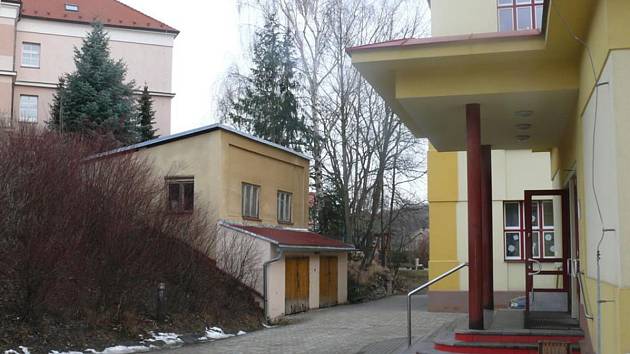 Objekt na školním dvoře, který chce Vodňanka využít pro zájmovou činnost.