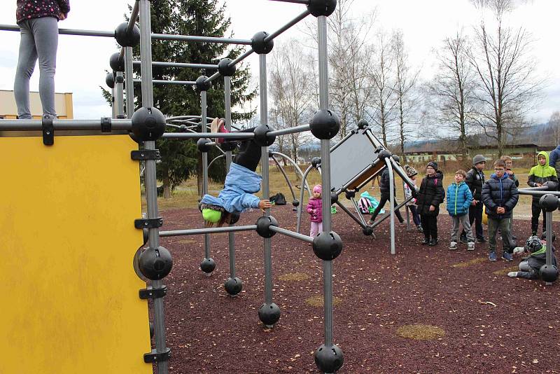 Děti ze zájmového útvaru Parkour z volarského DDM si poprvé zasoutěžily na novém hřišti ve Volarech.