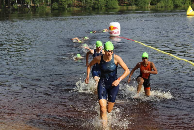 Triatlonistky připravily při Short tracku fanouškům skvělou podívanou.