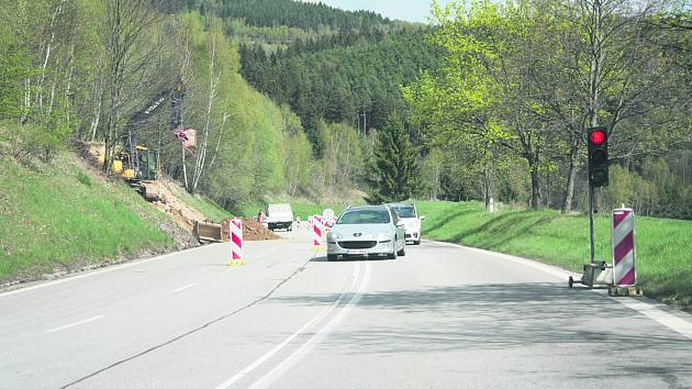 Svah pod Žárovnou opakovaně narušovala v uplynulých letech voda z přívalových dešťů a spodních pramenů natolik, že byl pro dopravu nebezpečný.