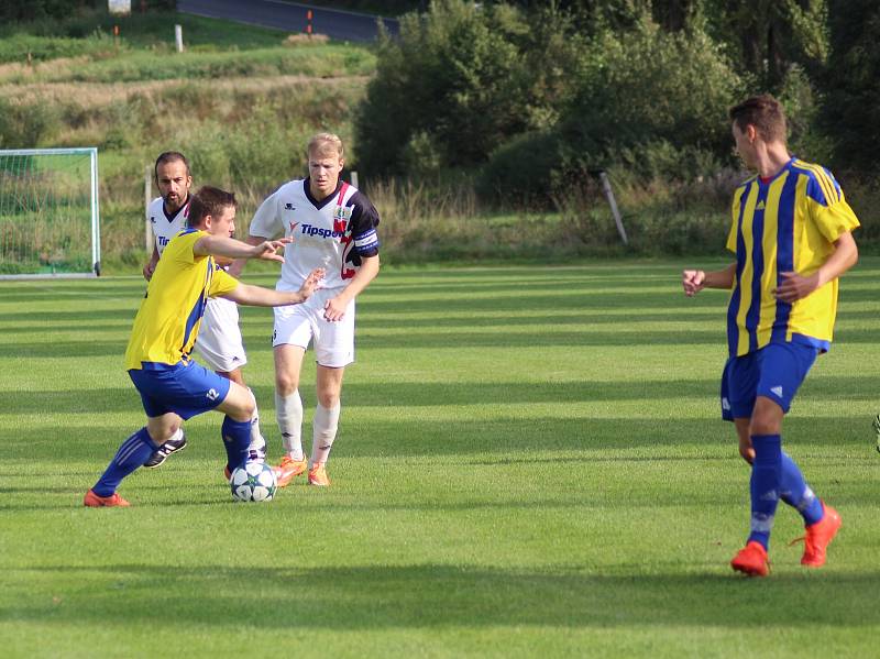 V pošumavském derby Čkyňští (pruhované dresy) přehráli Stachy 4:0.