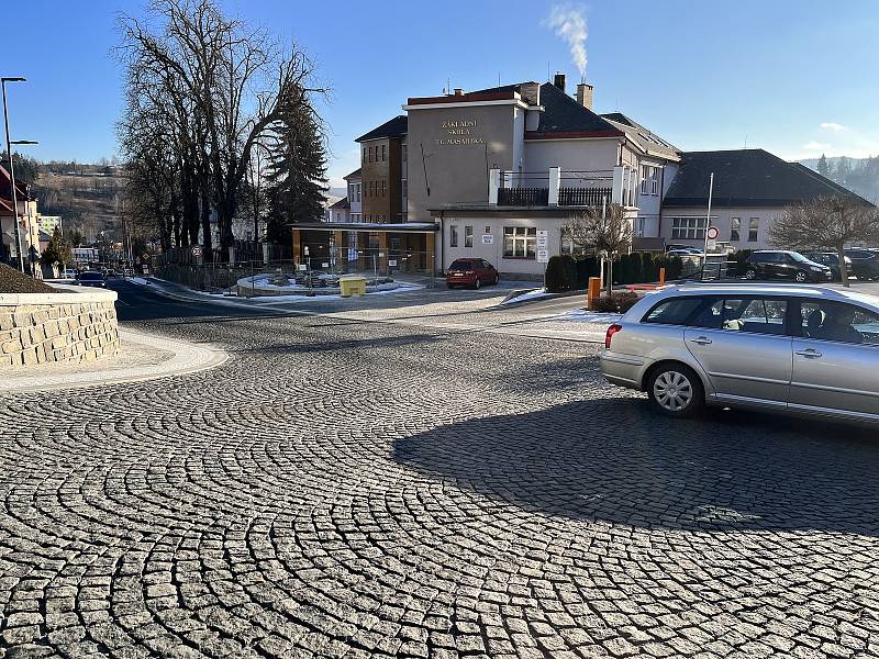 Vimperská ulice 1. máje prošla rozsáhlou rekonstrukcí od kruhového objezdu Fišerka k hotelu Zlatá hvězda. Další část oprav od hotelu Zlatá hvězda na náměstí U Jelena ji ještě čeká.