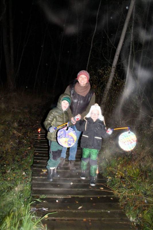 Ani nepřízeň počasí nedokázala zkazit lampionový průvod v Chroblech.