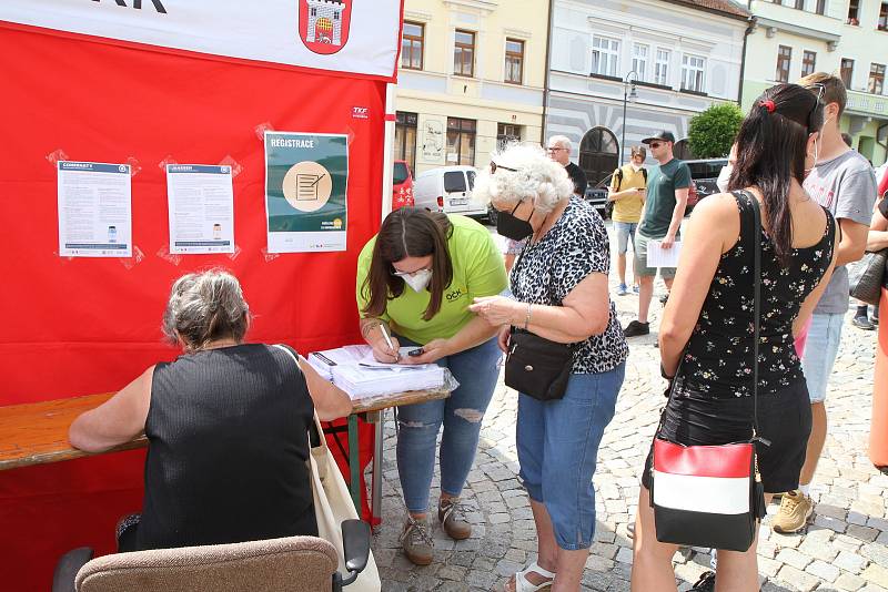 Mobilní očkovací centrum ve Vimperku.