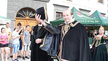 V pět odpoledne zahájil prachatické slavnosti průvod, kde byly hlavními postavami historický rychtář a současný starosta Martin Malý.