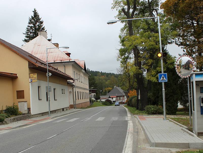 Na hlavním tahu silnice směrem k hraničnímu přechodu v Lenoře přibyl semafor. Děti mohou do školy bezpečněji.