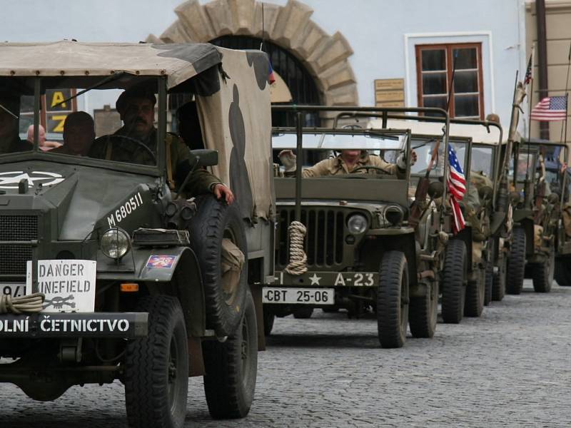 Historická vojenská auta přijíždějí na prachatické náměstí.