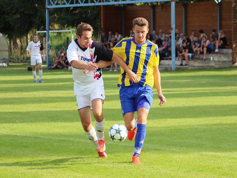 V pošumavském derby Čkyňští (pruhované dresy) přehráli Stachy 4:0.