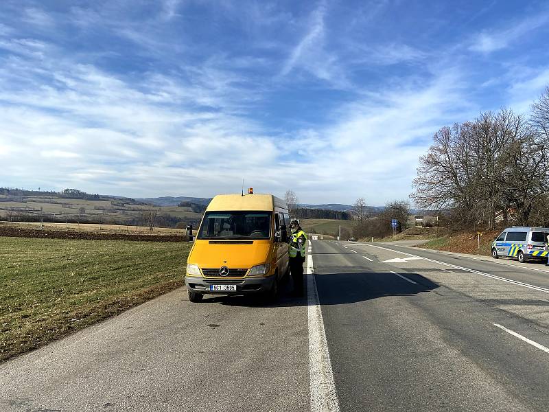 Kontroly řidičů na hranicích okresů Prachatice a Strakonice u Čkyně.