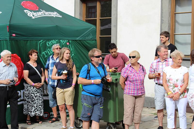 V pět odpoledne zahájil prachatické slavnosti průvod, kde byly hlavními postavami historický rychtář a současný starosta Martin Malý.