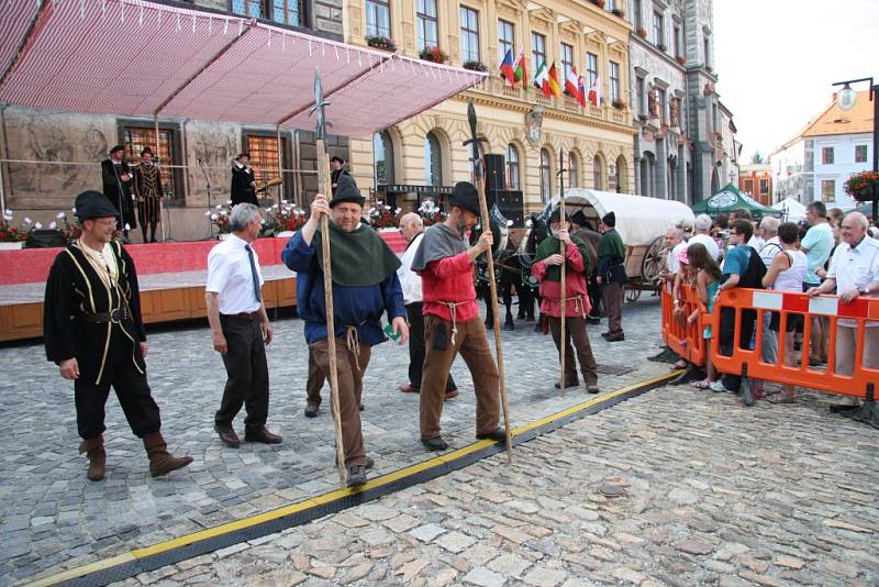 Páteční odpolední program Slavností Zlaté stezky pokračoval tradičně příchodem karavany soumarů, která letos dorazila pěšky z Grainetu i s nákladem soli.