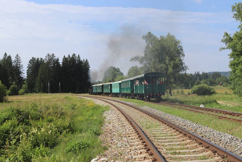 Historický vlak v čele s parní lokomotivou bude opět brázdit šumavské železnice.