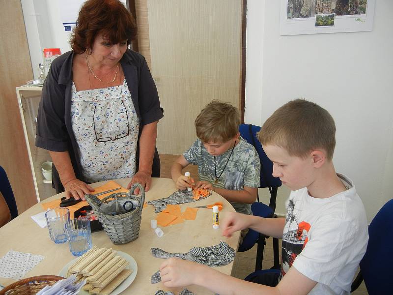 Věra Vávrová, majitelka vimperské firmy VAVI, učila děti pracovat s látkou.