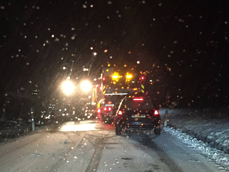 Dopravu u Bavorova směrem na Prachatice ve středu v podvečer komplikuje nejen sníh, ale také nehoda kamionu.