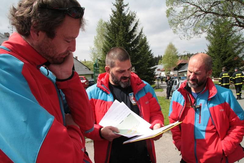 Oblast Národního parku Šumava od Nového Údolí přes Vltavskou cestu k Nové Peci až po Plešné jezero se ve čtbrtek stala místem pátrání po dvanácti ztracených účastnících nelegálního závodu. Naštěstí se jednalo o součinnostní cvičení záchranných složek.