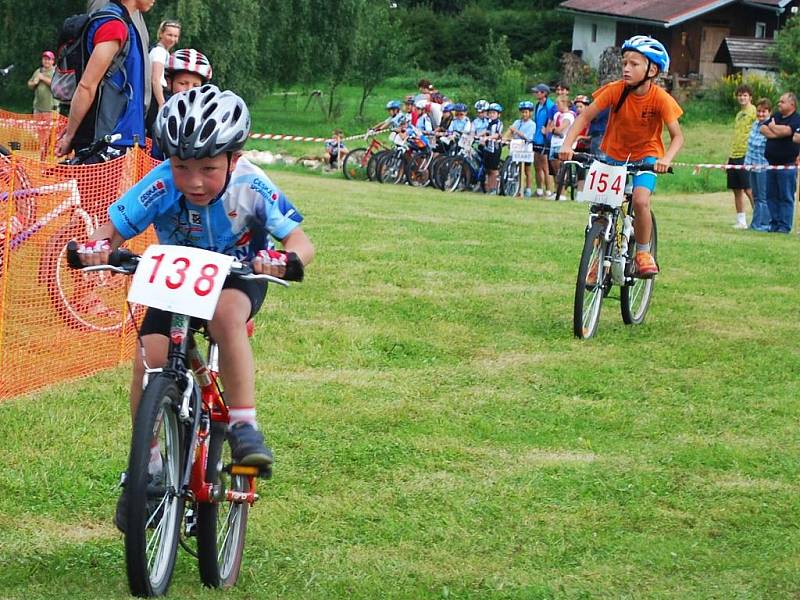 Závodníci v patnácti kategoriích se postavili na trať  Jihočeského poháru MTB 09, jehož 9. kolo připravila obec Buk a to v rozličných délkách od dvanáctistovky až po trať měřící více než dvacet kilometrů.