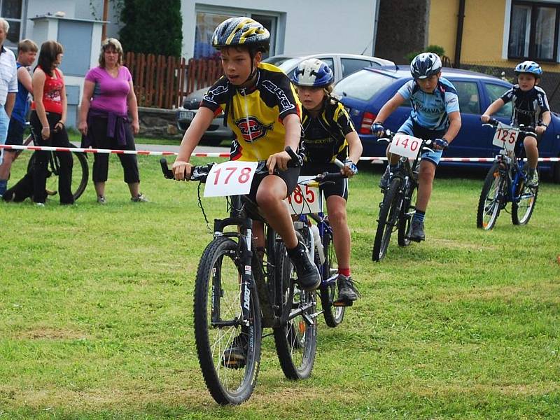 Závodníci v patnácti kategoriích se postavili na trať  Jihočeského poháru MTB 09, jehož 9. kolo připravila obec Buk a to v rozličných délkách od dvanáctistovky až po trať měřící více než dvacet kilometrů.