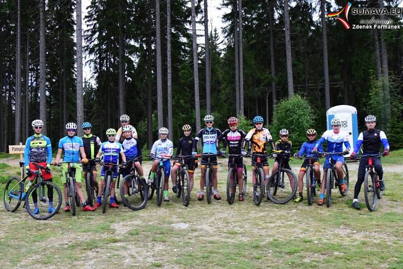 Mladí bikeři na Zadově trénují dvakrát denně v náročném terénu. To se jim bude při závodech hodit.