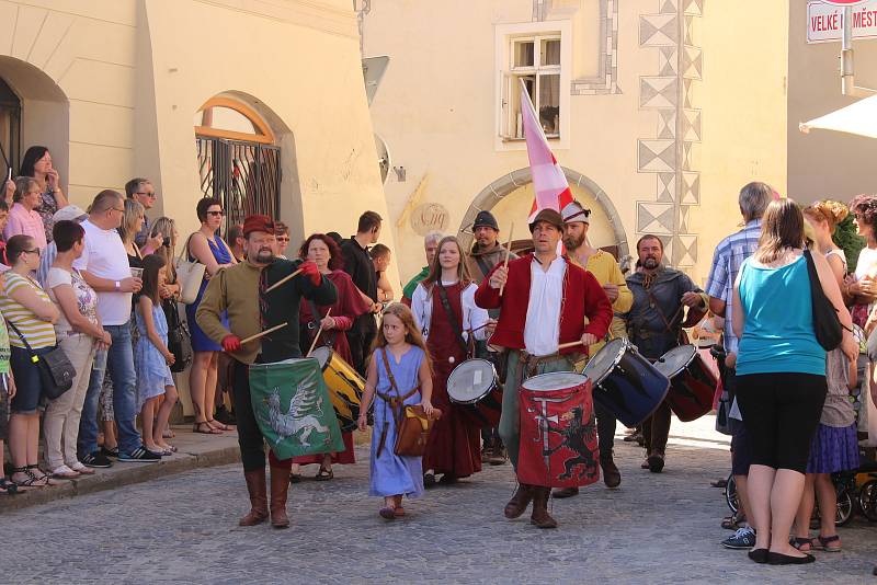 Kočár tažený koňmi přivezl na Velké náměstí Leonu Machálkovou. V průvodu se představili všichni účinkující.