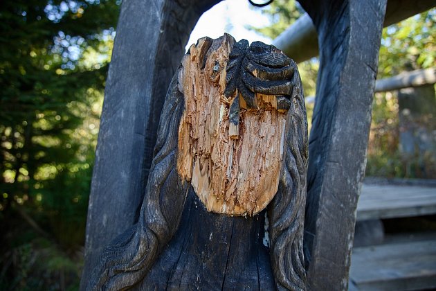 Poničenou dřevěnou sochu za sebou na Šumavě nechali turisté v sobotu 16. září.