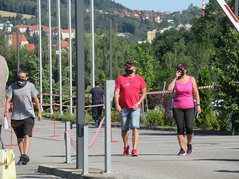 Každou hodinu během středečního dopoledne postoupilo odebrání vzorků z nosohltanu asi 25 zaměstnanců firmy InTiCa Systems Prachatice, vše se uskutečnilo v klidu, odpoledne přijdou na řadu jednotlivci.