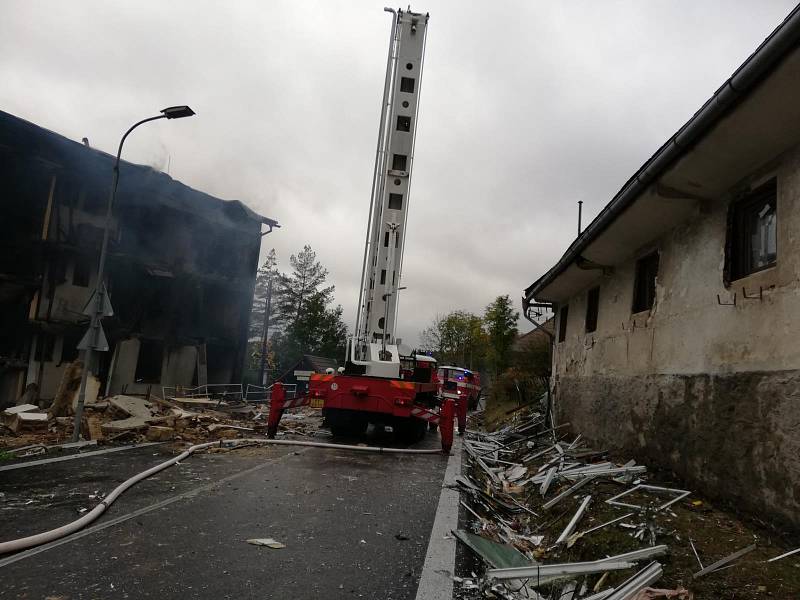 Na místo přijeli rovněž jihočeští kriminalisté, kteří budou spolu s odborníky hasičského záchranného sboru zjišťovat přesné příčiny a okolnosti vzniku požáru.