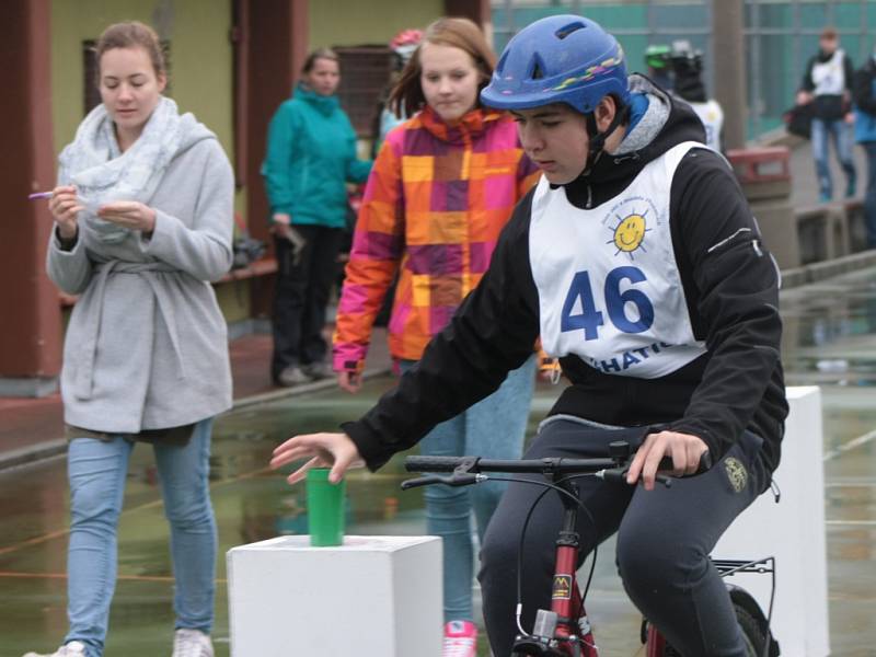 V Prachaticích se ve čtvrtek 5. května uskutečnilo okresní kolo soutěže mladých cyklistů. Ti museli zvládnout nejen jízdu na dopravním hřišti, ale také jízdu zručnosti, testy a zdravovědu.