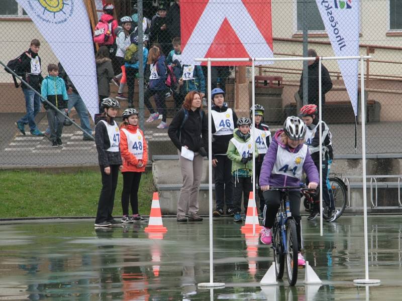 V Prachaticích se ve čtvrtek 5. května uskutečnilo okresní kolo soutěže mladých cyklistů. Ti museli zvládnout nejen jízdu na dopravním hřišti, ale také jízdu zručnosti, testy a zdravovědu.