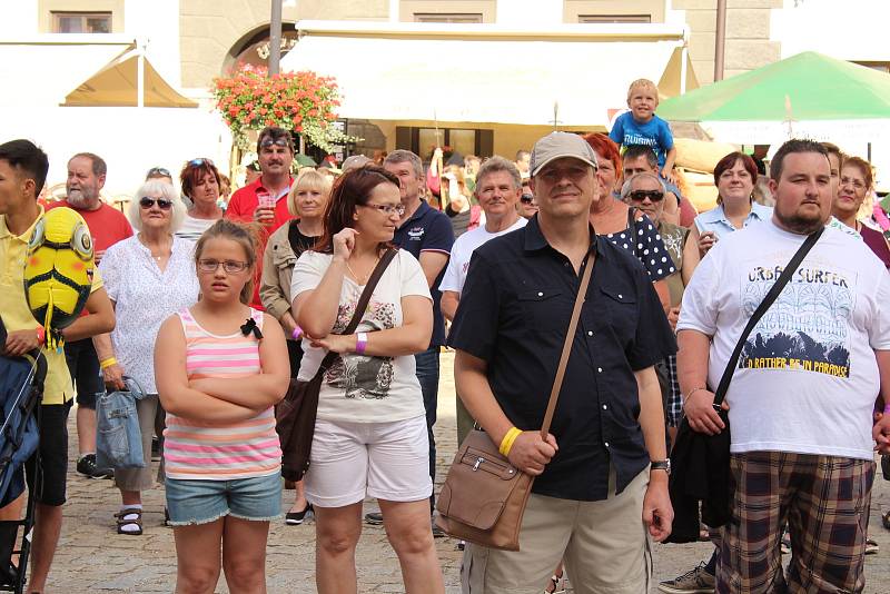 Soumaři z něneckého Grainetu přivezli čerstvou sůl. Tu předali na pódiu rychtáři, jenž ještě smlouval o ceně.