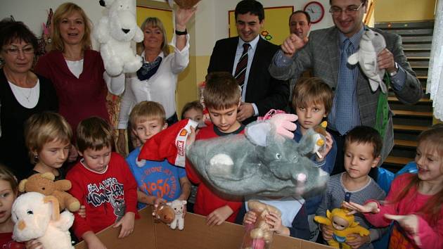 Děti z Prachatic balí hračky pro děti z Gruzie.